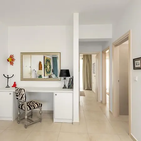 Aquarama Pool Apt. - Blue דירה איקסיה